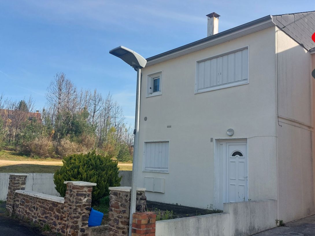 Maison semi-mitoyenne à étage avec jardinet et muret en pierre, bien entretenue
