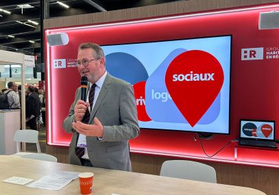 Yves-Marie Hervé, DG d’éligéo, présente l’entreprise au stand Caisse d’Épargne.