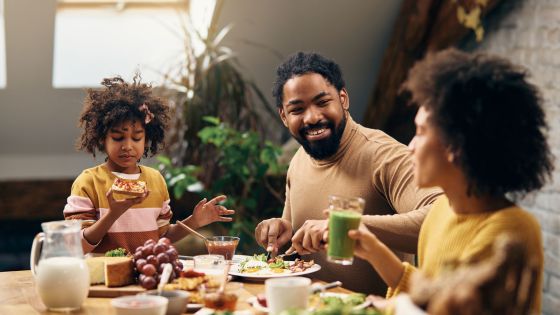 Une famille prend son déjeuner dans une ambiance chaleureuse