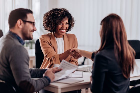Poignée de main entre professionnels lors d’une réunion au bureau.