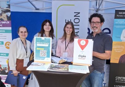 4 collaborateurs d'éligéo debout, derrière un mange-debout. Ils sourient.