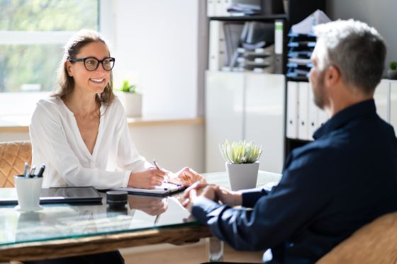 Poignée de main entre professionnels lors d’un rendez-vous au bureau.
